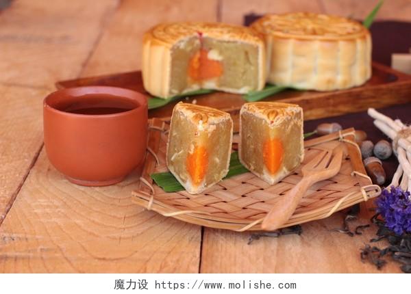 在木质桌子上放代表节日的中国传统甜品月饼八月十五中秋节月饼中秋节
